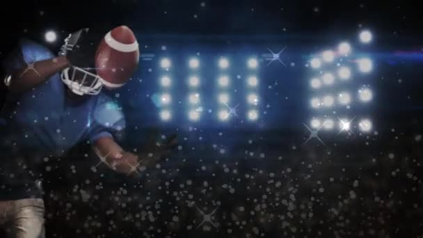在男子橄榄球运动员接住橄榄球球的上方漂浮的白色形状的动画 数字构成 — 图库视频影像