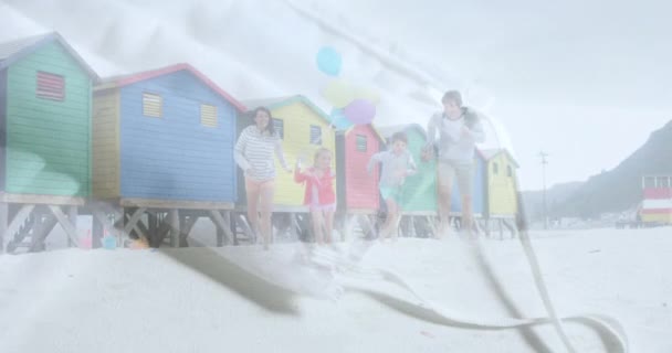 Анімація Масок Обличчі Лежить Столі Над Кавказькою Сім Біжить Пляжі — стокове відео