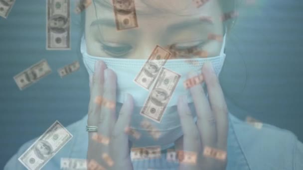 Animação Notas Dólar Americano Flutuando Sobre Mulher Asiática Usando Máscara — Vídeo de Stock