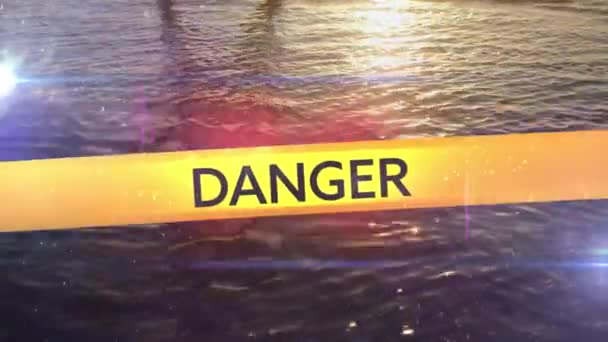 Animacja Żółtych Taśm Policyjnych Słowami Niebezpieczny Wirus Kwarantanny Nad Wodą — Wideo stockowe
