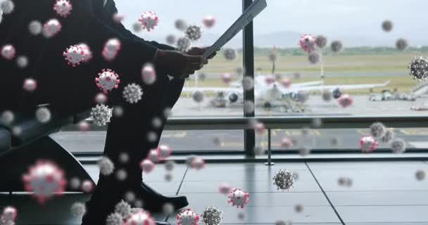 一个巨大的Covid 19细胞的动画漂浮在坐在机场看报纸的白人身上 Coronavirus Covid 19大流行病概念数字组合 — 图库视频影像
