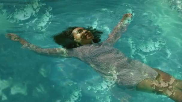 Animacja Makro Covid Komórek Pływających Nad Mieszaną Rasą Kobieta Pływająca — Wideo stockowe