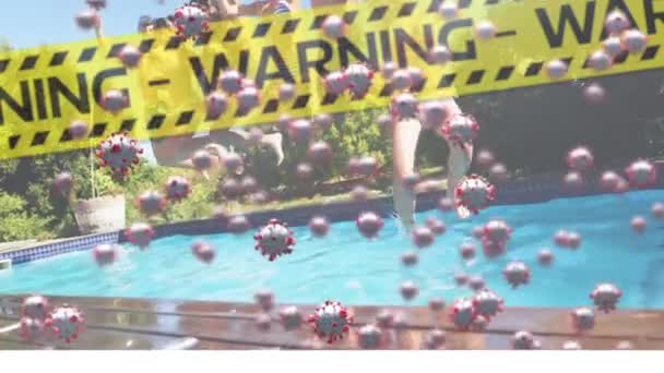 黒色と黄色の警察のテープと言葉で浮かんでいるマクロCovid 19細胞のアニメーションプールに飛び込む白人の家族に警告Covid コロナウイルスCovid 19パンデミックコンセプトデジタルコンポジット — ストック動画