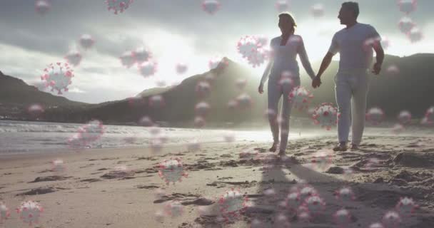 巨大的Covid 19细胞的动画漂浮在白种人夫妇的沙滩上 手牵着手 Coronavirus Covid 19大流行病概念数字组合 — 图库视频影像
