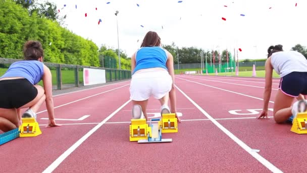 Animatie Van Blauwe Rode Witte Confetti Vallen Blanke Vrouwelijke Lopers — Stockvideo