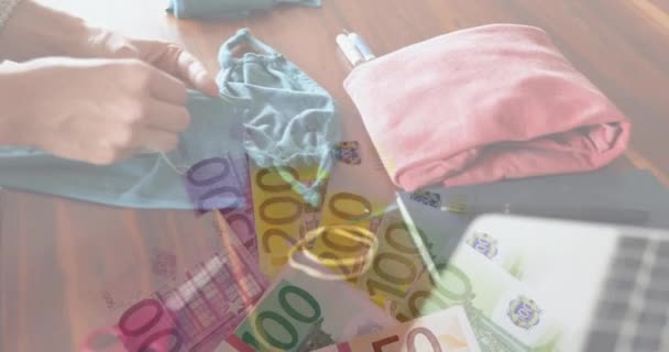 Animacja Banknotów Euro Leżących Stole Nad Kobietą Szyjącą Maski Twarzy — Wideo stockowe