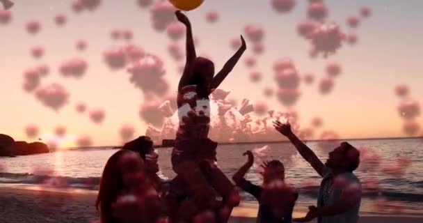 Анимация Макроклеток Ковид Плавающих Над Мультиэтнической Группой Людей Тусующихся Пляже — стоковое видео