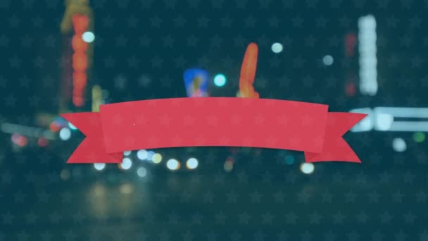 都市の上に独立記念日のテキストを持つ赤いバナーのアニメーション アメリカ国旗独立記念日のコンセプトデジタル構成 — ストック動画