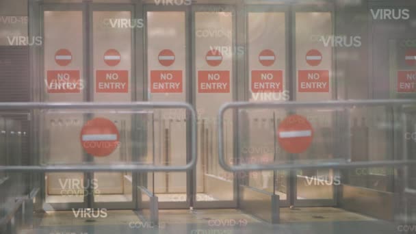 Virüs Havaalanından Çıkarken Bavul Taşıyan Asyalı Bir Kadının Üzerinde Süzülen — Stok video