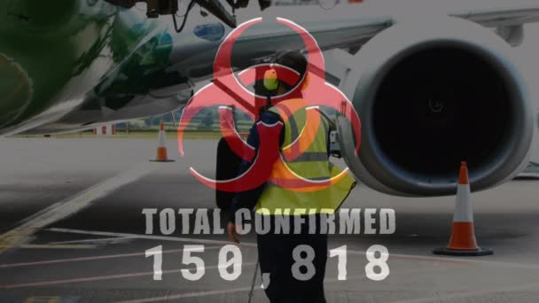 Анимация Знака Опасности Подтвержденным Номером Поднимающимся Над Самолетом Пандемия Коронавируса — стоковое видео