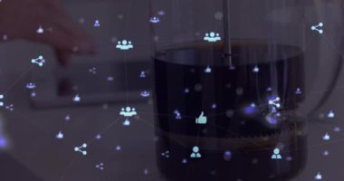 Dijital tablet kullanan bir adamın ellerinde yüzen simgelerle bağlantı ağının animasyonu. Küresel ağ konsepti dijital kompozit.