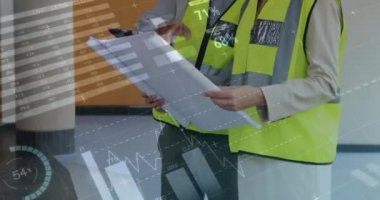 Dijital tablet kullanan erkek ve kadın işçilerin istatistik ve grafiklerinin animasyonu. Finans ve teknoloji kavramı dijital bileşik