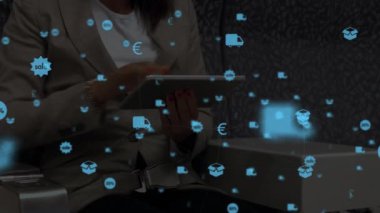 Dijital tablet kullanarak kadının üzerinde yüzen ikonlarla olan bağlantı ağının animasyonu. küresel ağ konsepti dijital kompozit.