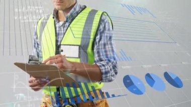 Beyaz erkek işçilerin bir dosya dolusu kağıda yazı yazmaları üzerinde dönen istatistik ve grafiklerin animasyonu. Finans ve teknoloji kavramı dijital bileşik