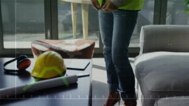 Beyaz oklar aşağı iniyor, beyaz oklar aşağı iniyor, beyaz oklar beyaz kadın işçinin üzerinde oluşuyor, ceketini çıkarıyor.. 