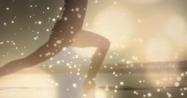 Yoga dijital kompozisyonu uygulayan kadın siluetinin üzerinde yüzen birden fazla altın şekillerin animasyonu