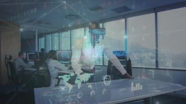 Bağlantı ağının animasyonu, arayüz simgeleriyle veri işleme VR kulaklık takan bir adamın üzerinde hareket ediyor. Küresel ağ işi ve finans kavramı dijital bileşik.