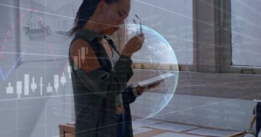 İstatistiklerin ve grafiklerin animasyonu, dijital tablet kullanan melez bir kadının etrafında dönen dünyayı gösteriyor. Finans ve teknoloji kavramı dijital bileşik