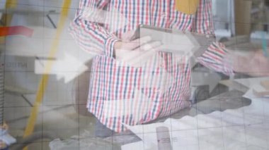 Kafkasyalı kadının üzerinde tablet kullanan ve kağıda yazı yazan kırmızı çizgili birden fazla beyaz okun animasyonu.