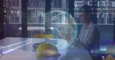 Veri işleme ile dönen dünyanın animasyonu ve dijital tablet kullanan beyaz kadın üzerinde yüzen sayılar.