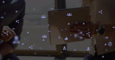 Dijital tablet kullanan kadın ve erkeğin üzerinde yüzen ikonlarla olan bağlantı ağının animasyonu. küresel ağ konsepti dijital kompozit.