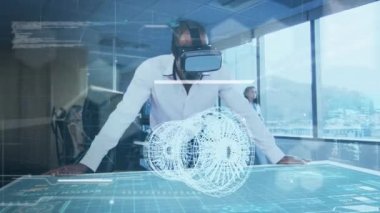 Veri işleme, istatistik kaydı ve VR kulaklık takan bir adamın arayüz simgeleriyle 3D motor çizimi animasyonu. Küresel ağ mühendisliği konsepti dijital bileşik.