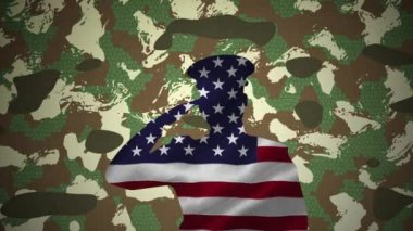 Yıldızların ve Amerikan bayrağının dalgalanan çizgilerinin canlandırılması kamuflaj arka planında selamlaşan bir asker oluşturuyor. Amerika Birleşik Devletleri bayrağı ve vatanseverlik kavramı dijital olarak üretilen görüntü.
