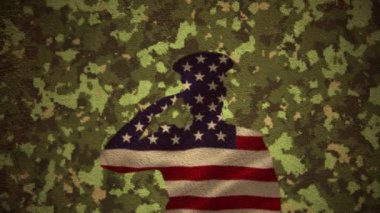 Yıldızların ve Amerikan bayrağının dalgalanan çizgilerinin canlandırılması kamuflaj arka planında selamlaşan bir asker oluşturuyor..