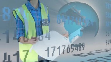 Mavi küreyle veri işleme animasyonu Asyalı kadın çalışanın kameraya bakıp gülümsemesinin üzerinde dönüyor. Finans ve teknoloji kavramı dijital bileşik