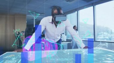 Veri işleme, istatistik kaydı ve VR kulaklık takan bir adamın arayüz simgeleriyle 3D motor çizimi animasyonu. Küresel ağ mühendisliği konsepti dijital bileşik.