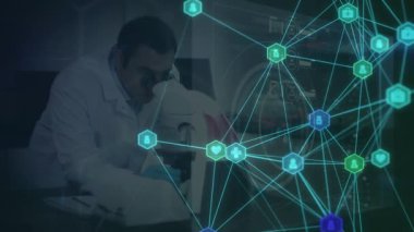 Arayüz tıbbi simgeleriyle bağlantı ağının animasyonu laboratuvarda çalışan erkek bilim adamları üzerinde küre oluşturuyor. Küresel ağ bilimi ve araştırma konsepti dijital bileşik.