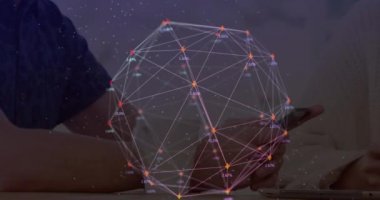 Akıllı telefonları kullanan kadın ve erkeğin üzerinde yüzen sayılarla olan bağlantı ağının animasyonu. küresel ağ konsepti dijital kompozit.