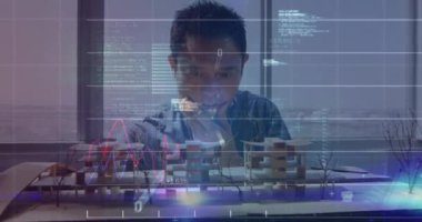 Veri işleme animasyonu, bir bina modeline bakan Asyalı adamın grafiği. Finans ve teknoloji kavramı dijital bileşik