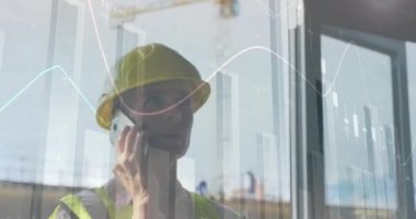 Beyaz kadın çalışanın telefonda konuştuğu grafiklerin ve istatistiklerin animasyonu. Finans ve teknoloji kavramı dijital bileşik