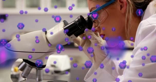 Animazione Rete Connessione Con Icone Mediche Interfaccia Sopra Scienziato Femminile — Video Stock