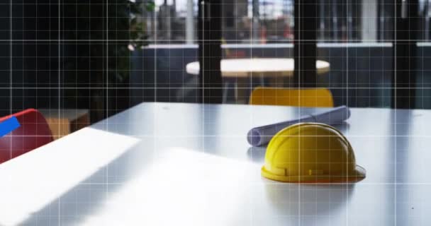 在黄色工人头盔上方的网格上形成的蓝色图形和放在桌子上的文件的动画 — 图库视频影像