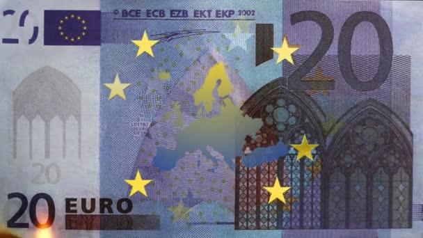 Animace Žlutých Hvězd Kroužících Nad Hořícími Eurobankovkami Vychutnávajících Mapu Finance — Stock video