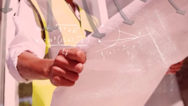 Animation Mathematischer Gleichungen Die Mit Roten Pfeilen Über Kaukasische Arbeiter — Stockvideo