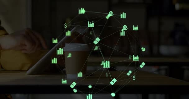 用数字平板电脑动画与浮在妇女上方的图标连接的网络 全球联网概念数字组合 — 图库视频影像