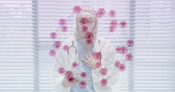 通过女医生的对话和使用数字平板电脑 形成了与接口医学图标连接的网络动画 形成了一个全球 全球网络医学和科学概念数字合成 — 图库视频影像