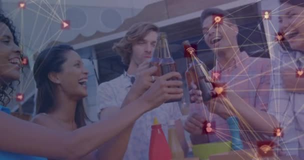 在一群男人和女人朋友手里拿着啤酒和欢笑的瓶子上 与接口图标连接的网络动画 全球网络社交媒体概念数字组合 — 图库视频影像