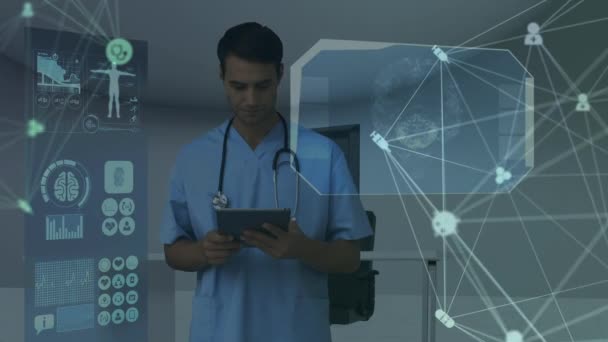 タブレットコンピュータを使用して 混合レース男性医師上のインターフェイス医療アイコンや医療データとの接続のネットワークのアニメーション グローバルネットワーク科学研究コンセプトデジタル複合体 — ストック動画