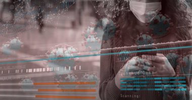 Süzülen makro Covid-19 hücrelerinin dijital çizimi ve akıllı telefon kullanan yüz maskesi takan bir kadının istatistikleri. Coronavirus Covid-19 dijital olarak üretilen pandemik konsept