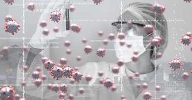 Koruyucu giysiler giymiş ve elinde deney tüpü tutan bir bilim adamının üzerinde süzülen makro Covid-19 hücrelerinin dijital çizimi. Coronavirus Covid-19 dijital olarak üretilen pandemik konsept