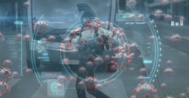 Kapsam taramasının dijital çizimi, yüz maskesi takan, sokakta yürüyen bir kadının üzerinde makro Covid-19 hücreleri bulmak. Coronavirus Covid-19 dijital olarak üretilen pandemik konsept