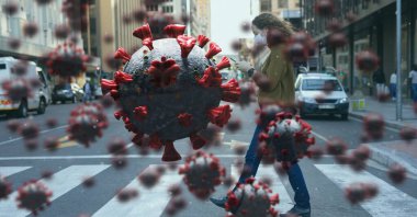 Makro Covid-19 hücrelerinin dijital çizimi yüz maskesi takan bir kadının üzerinde yüzüyor, akıllı telefon kullanıyor, caddeyi geçiyor. Coronavirus Covid-19 dijital olarak üretilen pandemik konsept