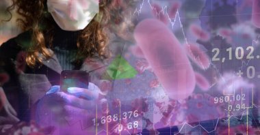 Süzülen makro Covid-19 hücrelerinin dijital çizimi, akıllı telefon kullanan yüz maskesi takan bir kadının borsa istatistikleri. Coronavirus Covid-19 dijital olarak üretilen pandemik konsept