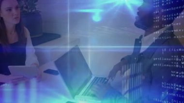 Toplantıda dizüstü bilgisayar ve dijital tablet kullanan kadın ve erkeğin dijital veri işleme animasyonu. Genel bağlantı ağı konsepti dijital bileşik.