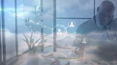 Akıllı telefondan konuşan dizüstü bilgisayarla insan üzerindeki bağlantı ve dijital simgelerin animasyonu. Küresel iş ve bağlantı ağı konsepti dijital bileşik.