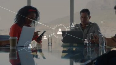 Toplantı sırasında dijital tablet, dizüstü bilgisayar kullanan iş adamları ve iş kadınları üzerindeki arayüz simgeleriyle bağlantıların animasyonu. Genel bağlantı ağı konsepti dijital bileşik.